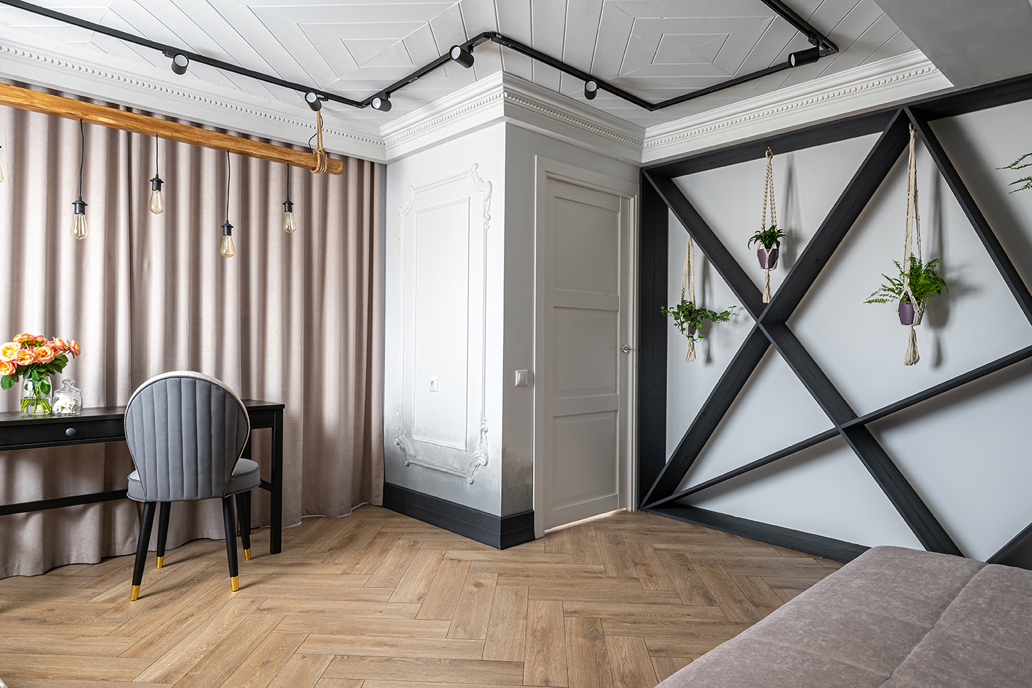 Bedroom wall panelling with mouldings, corners and skirting