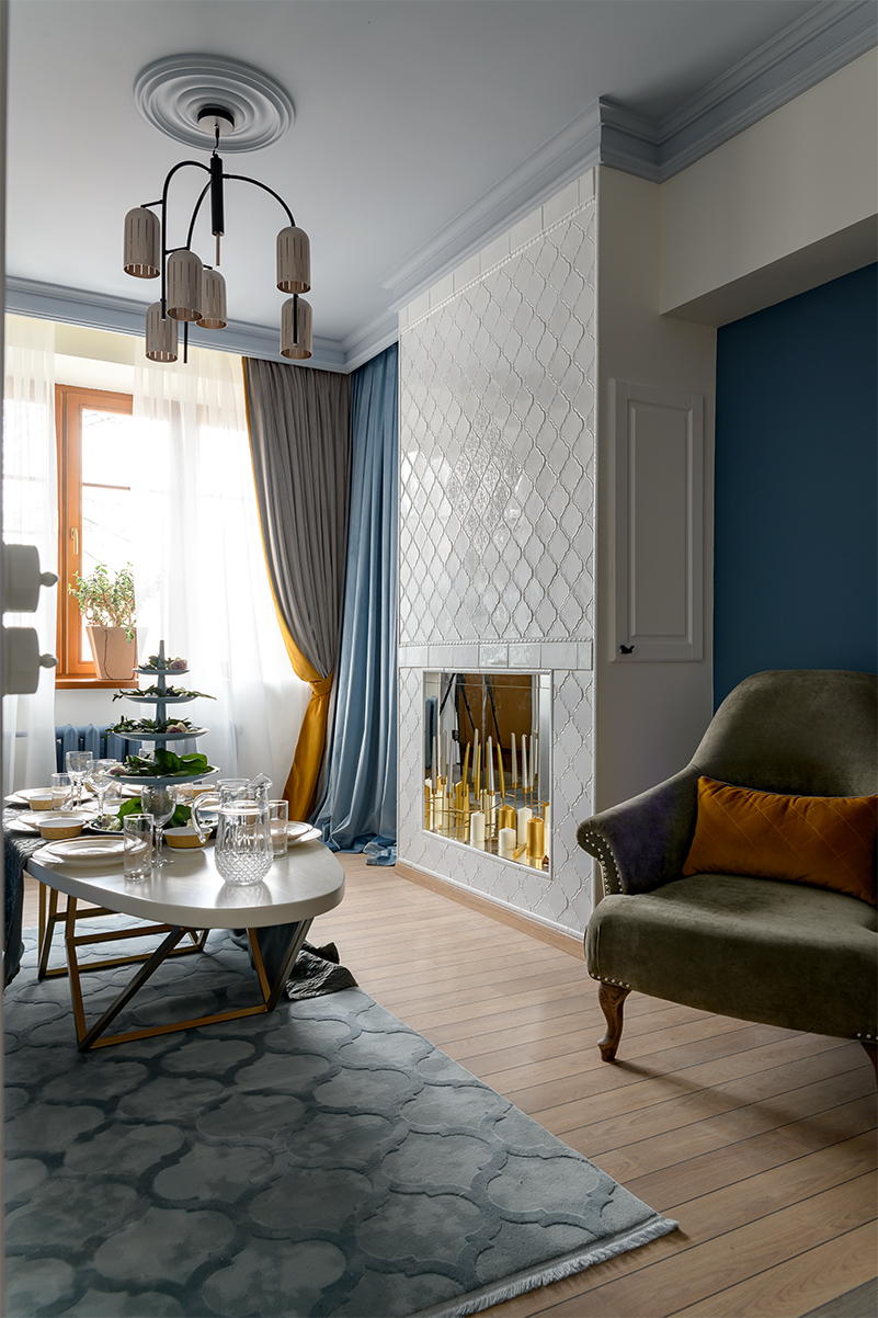 Blue living room with Gaudi profiles, view 2
