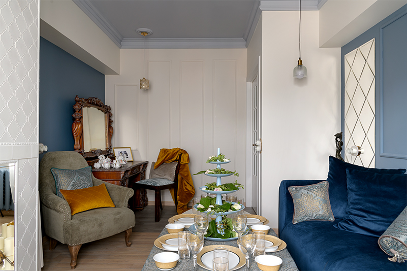 Blue living room with Gaudi profiles, view 4