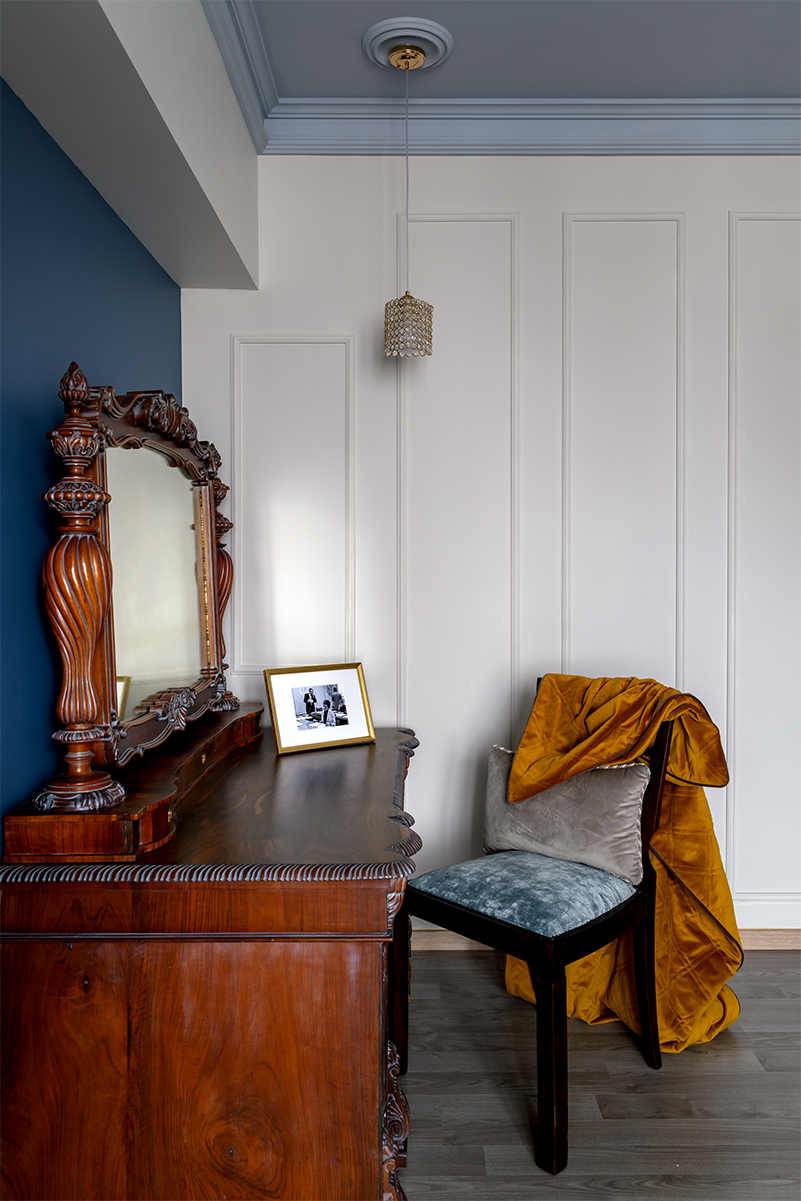 Blue living room with ceiling rose and wall moulding
