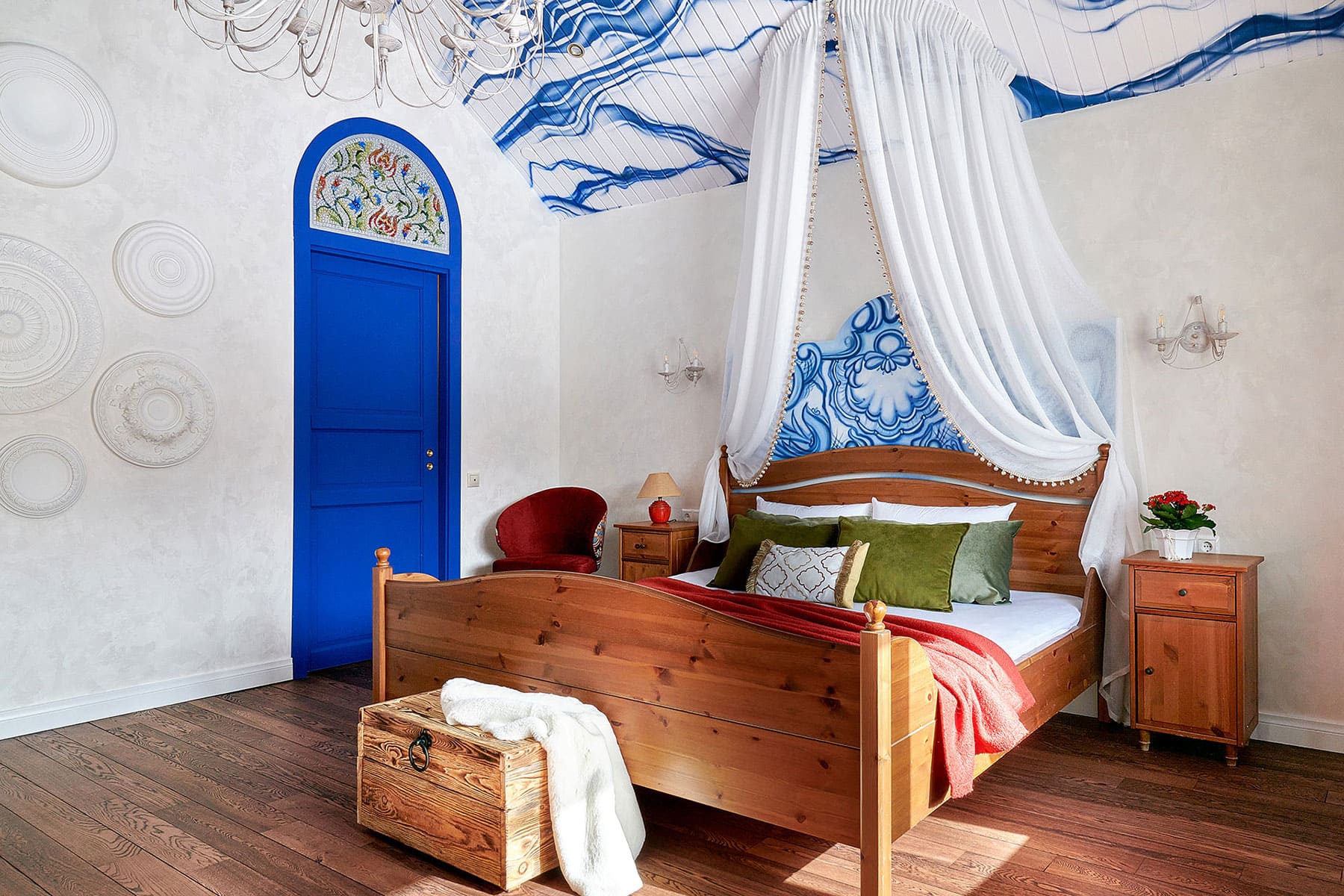 Ceiling rose feature wall with Gaudi profiles, view 2