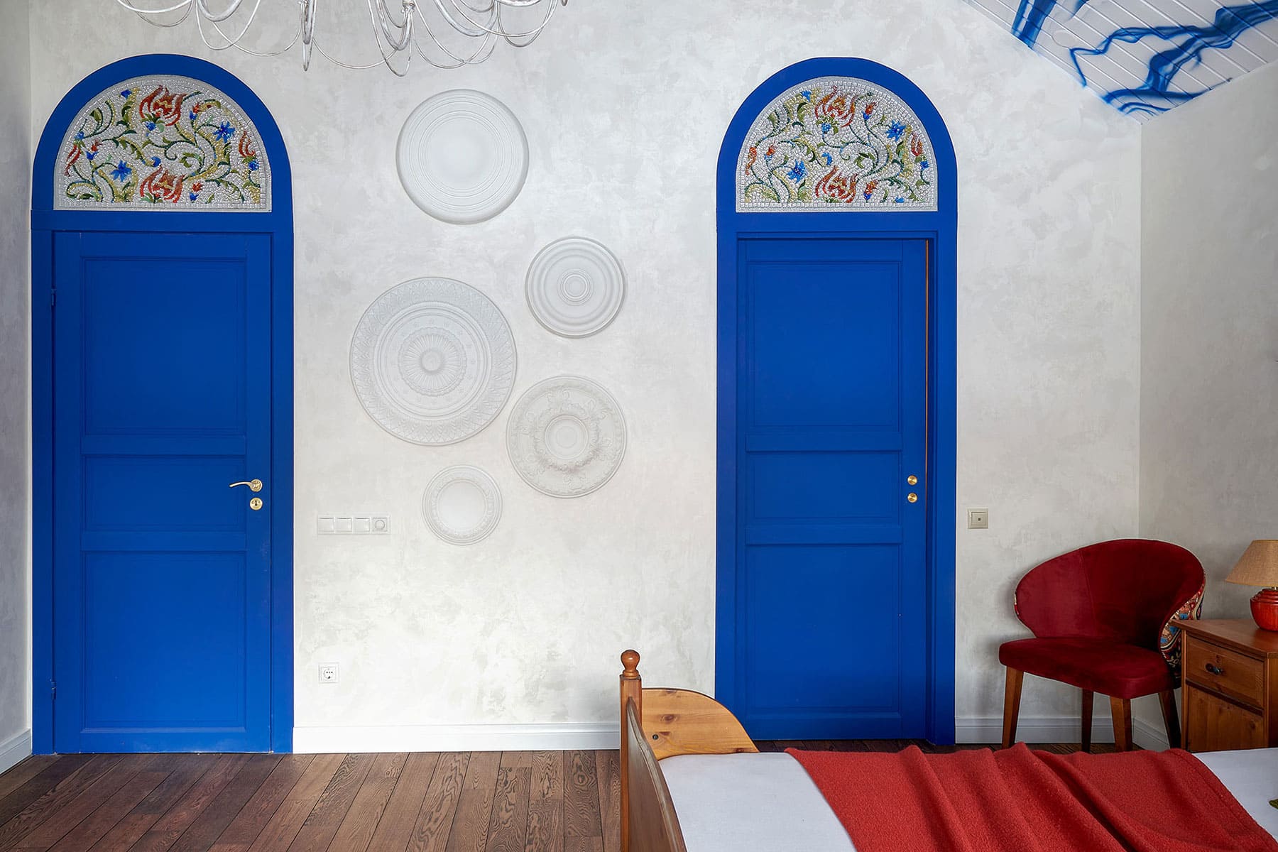 Ceiling rose feature wall with Gaudi profiles, view 3