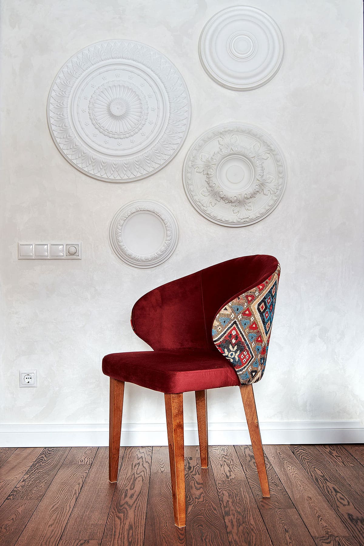 Ceiling rose feature wall with Gaudi profiles, view 4
