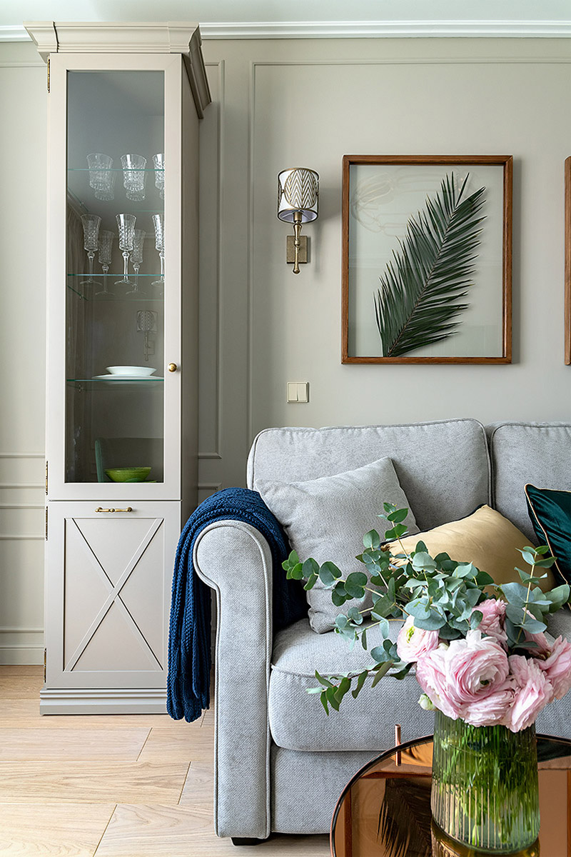 Elegant living room with Gaudi profiles, view 3
