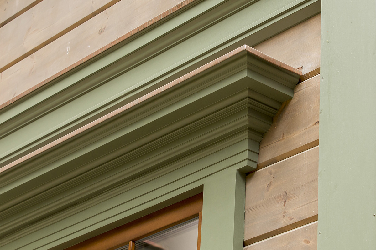Porch with facade cornice and frieze