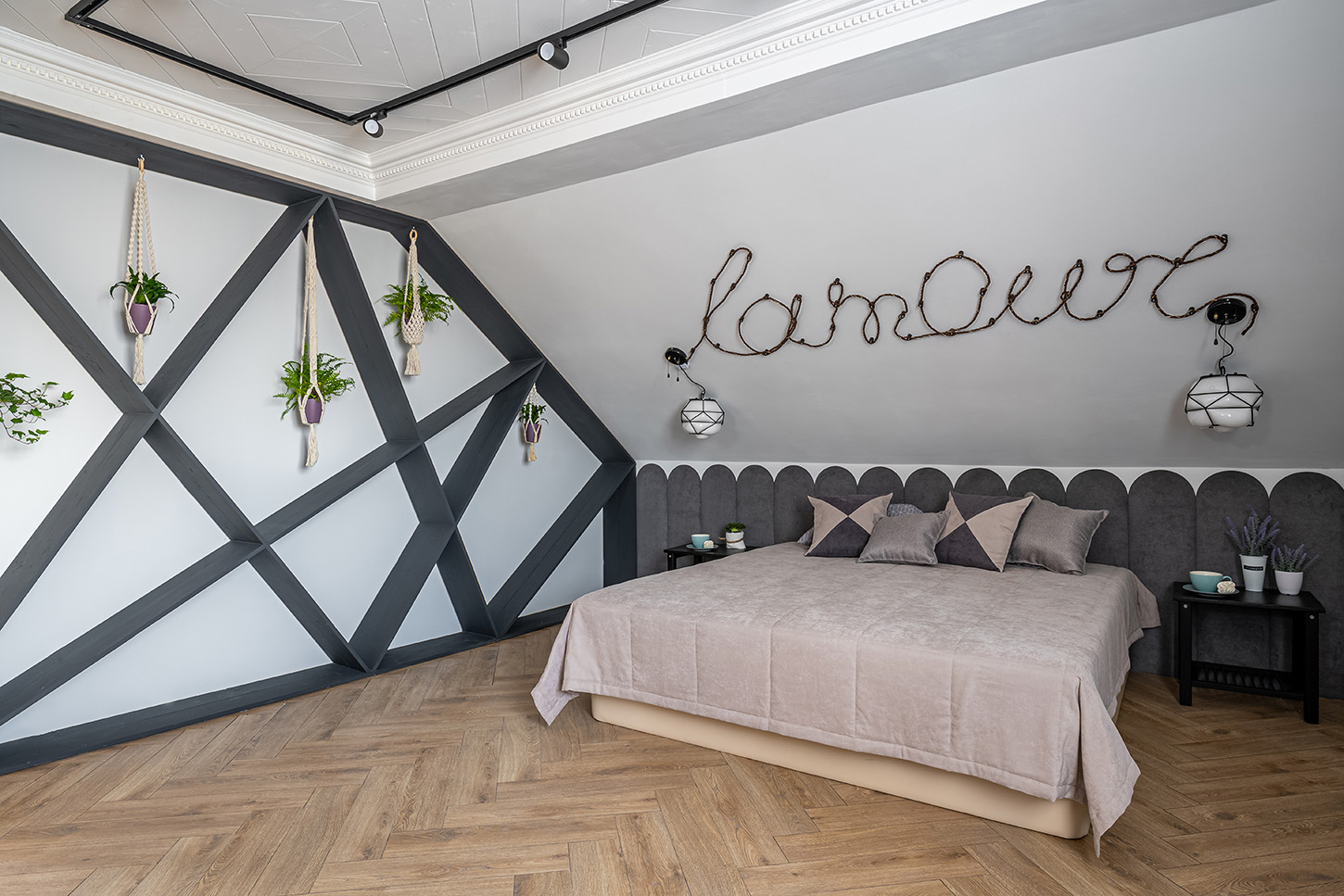 Panelled bedroom with Gaudi profiles, view 2